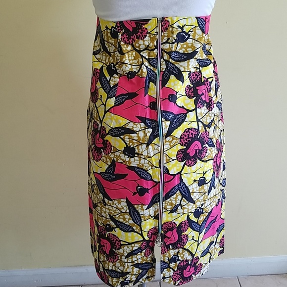 This lovely pencil skirt comes with a zipper in th - Picture 4 of 4